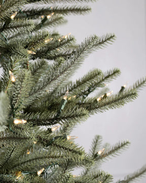 Árvore de Natal Sanibel Spruce com Galhos Articulados, Suporte Metálico e Micro LEDs Embutidos